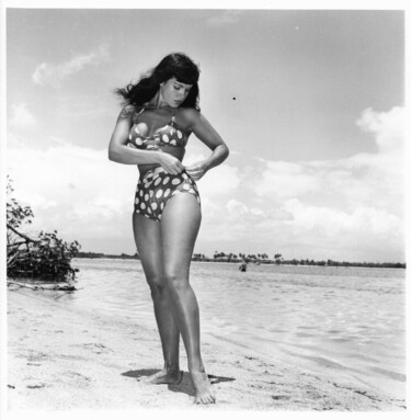 Photography titled "Floride – 1955 #22" by Betty Page - Bunny Yeager, Original Artwork, Non Manipulated Photography