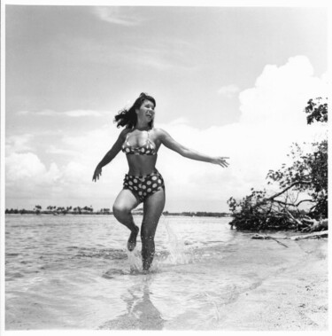 Fotografie mit dem Titel "Floride – 1955 #15" von Betty Page - Bunny Yeager, Original-Kunstwerk, Nicht bearbeitete Fotografie