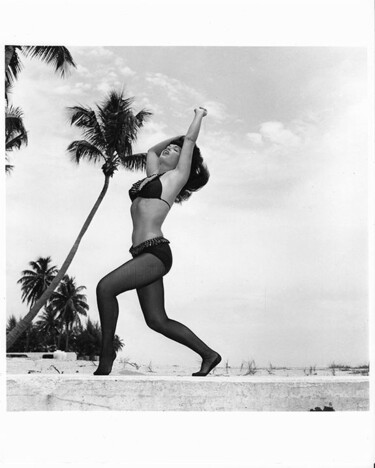 Photography titled "Floride – 1955 #3" by Betty Page - Bunny Yeager, Original Artwork, Non Manipulated Photography