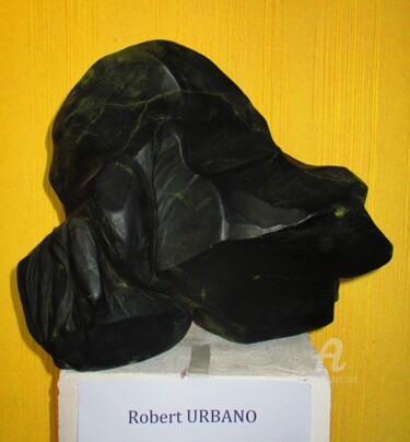 Escultura titulada "La main écrasée par…" por Roberto Urbano, Obra de arte original, Piedra
