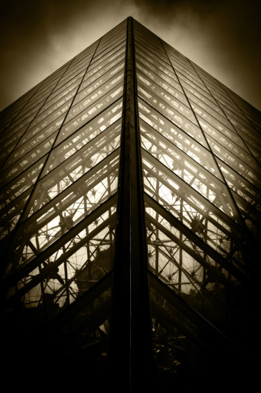 Fotografie mit dem Titel "Pyramide du Louvre" von Jgc Braticius, Original-Kunstwerk, Digitale Fotografie