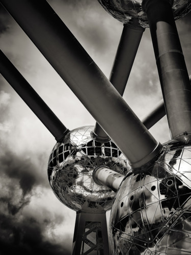 Photographie intitulée "Atomium V" par Jgc Braticius, Œuvre d'art originale, Photographie numérique