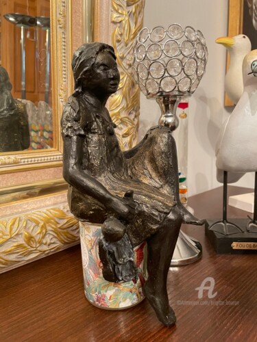 Skulptur mit dem Titel "Sophie et sa poupée" von Brigitte Bouron, Original-Kunstwerk, Ton
