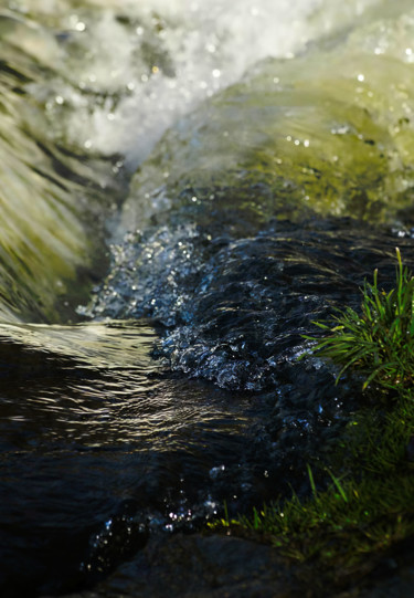Fotografie getiteld "Rushing Water." door Dave English, Origineel Kunstwerk, Digitale fotografie