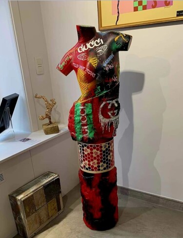 Skulptur mit dem Titel "Statue gucci design" von Brutalcustomart, Original-Kunstwerk, Acryl