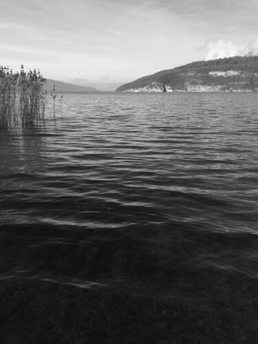 Photographie intitulée "Un lac" par Camille R., Œuvre d'art originale, Photographie non manipulée