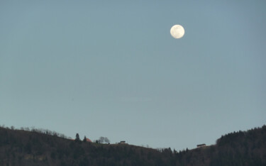 Photography titled "Lune d'un soir en H…" by Camille R., Original Artwork, Non Manipulated Photography