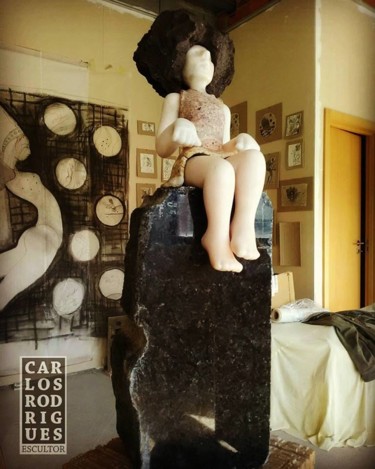 Sculpture titled "RITA SENTADA" by Carlos Rodrigues, Original Artwork, Stone