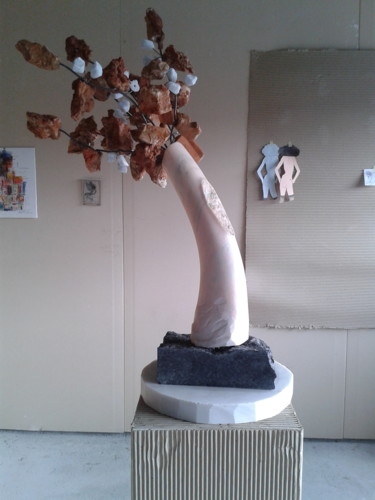 Скульптура под названием "ÁRVORE EM FLOR" - Carlos Rodrigues, Подлинное произведение искусства, Камень