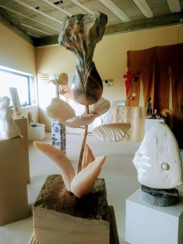 Sculptuur getiteld "DESABROCHAR" door Carlos Rodrigues, Origineel Kunstwerk, Steen