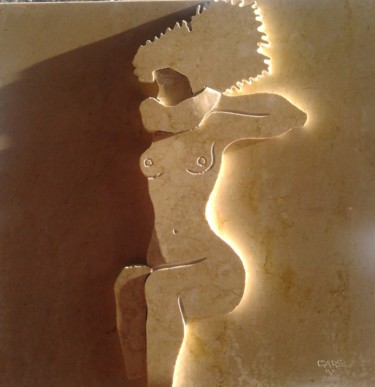 Sculptuur getiteld "MENINA SENTADA" door Carlos Rodrigues, Origineel Kunstwerk, Steen