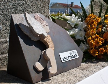 Sculpture titled "RECORDAR" by Carlos Rodrigues, Original Artwork, Stone