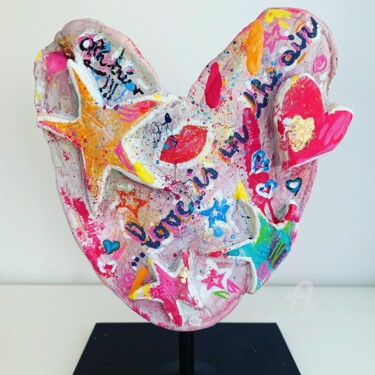 Skulptur mit dem Titel "Love is in the air…" von Caroline Montigneaux, Original-Kunstwerk, Polymer Ton