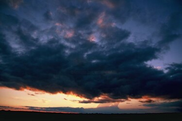 Photographie intitulée "Beauce. Ciel d'orage" par Catherine Boutin, Œuvre d'art originale