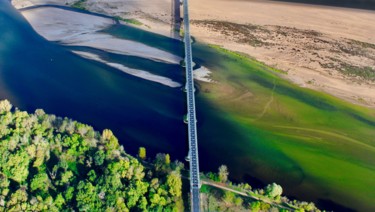 Photographie intitulée "SAUMUR VOL" par Cecilia Teodoru, Œuvre d'art originale