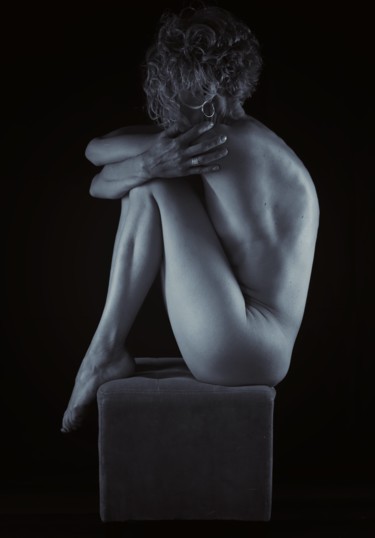 Photographie intitulée "La femme au tabouret" par Céline Pivoine Eyes, Œuvre d'art originale, Photographie numérique