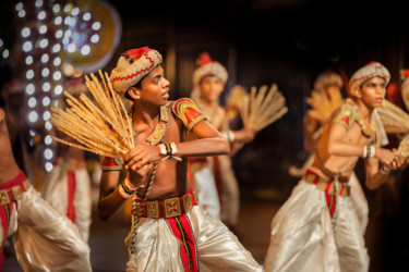 Fotografia intitolato "Dance of Prosperity" da Chaminda Jayasekara, Opera d'arte originale, Fotografia digitale Montato su A…