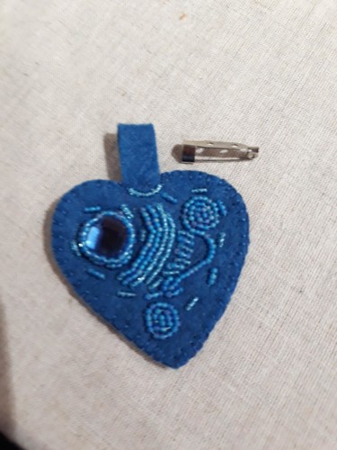 Design / Projektowanie użytkowe zatytułowany „broche-coeur-feutri…” autorstwa L-Atelier-De-Mo, Oryginalna praca, Broszki