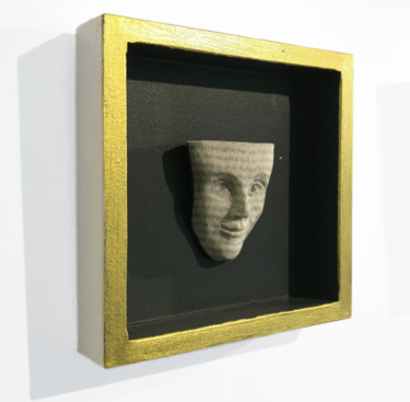 Scultura intitolato "Miniature book face…" da Christine Rozina, Opera d'arte originale, Carta