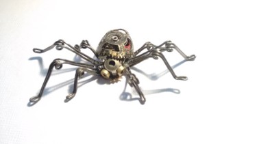 Skulptur mit dem Titel "Spider-Greg" von Claire Savail, Original-Kunstwerk, Metalle