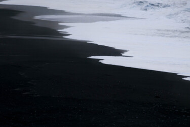 Fotografía titulada "Black Sand Beach Ic…" por Claudia Tavares, Obra de arte original, Fotografía no manipulada