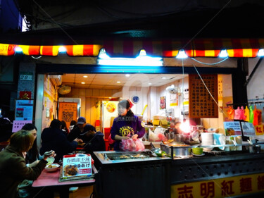 Fotografía titulada "Food Stall at night…" por Clement Tsang, Obra de arte original, Fotografía digital