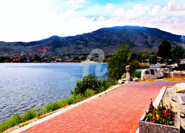 "City and Lake along…" başlıklı Fotoğraf Clement Tsang tarafından, Orijinal sanat, Dijital Fotoğrafçılık