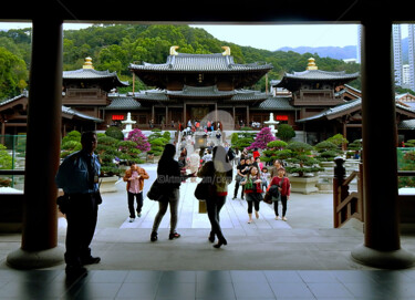 Photographie intitulée "HK26-Worshippers go…" par Clement Tsang, Œuvre d'art originale, Photographie numérique