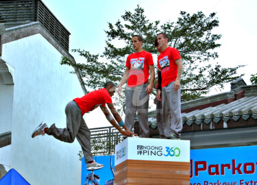 Фотография под названием "HK08-Street Perform…" - Clement Tsang, Подлинное произведение искусства, Цифровая фотография