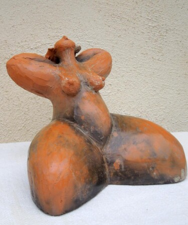 Sculpture titled "dame 4" by Isabelle Clergue, Original Artwork, Terra cotta