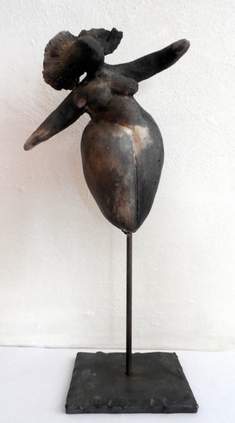 Sculpture intitulée "dame de feu" par Isabelle Clergue, Œuvre d'art originale, Terre cuite