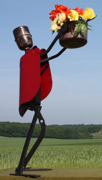 Sculpture intitulée "Red cape man" par Clive Manuel, Œuvre d'art originale, Métaux