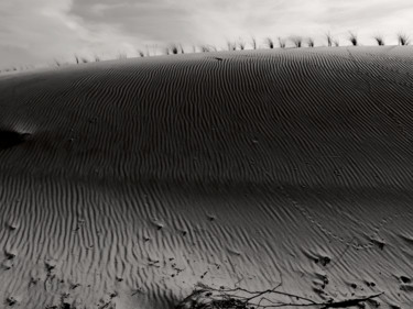 Photographie intitulée "sur-la-dune#5.jpg" par Chupalia, Œuvre d'art originale