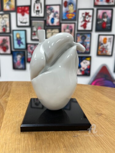 Sculptuur getiteld "WHITE HEART" door Cobo, Origineel Kunstwerk, Hars