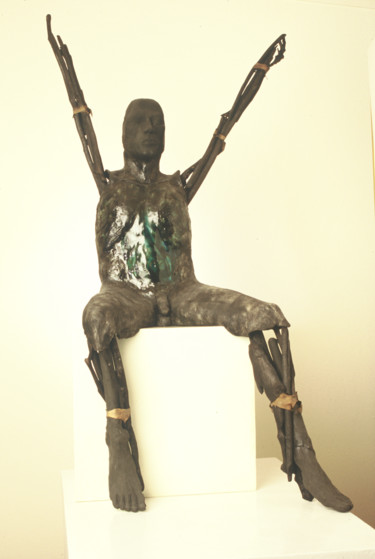 Скульптура под названием "Offering" - Suzanne Waters, Подлинное произведение искусства, Глина