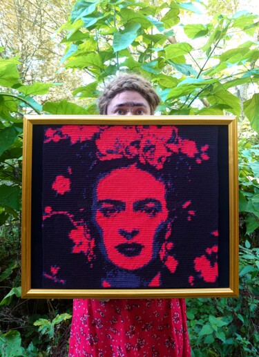 Текстильное искусство под названием "Frida" - Crochet Du Droit, Подлинное произведение искусства, Нить Установлен на Деревян…