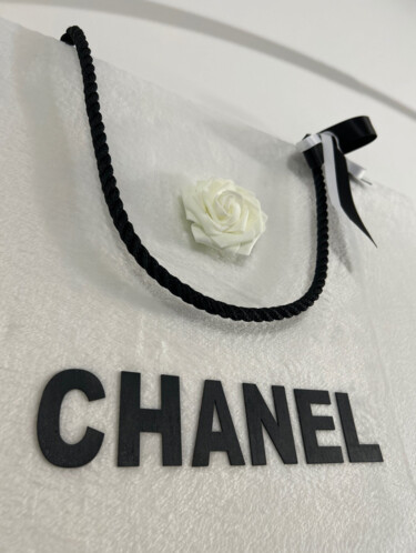 제목이 "Fluffy Bag Chanel W…"인 조형물 Cupydo로, 원작, 콜라주 목재 패널에 장착됨