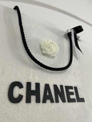 Skulptur mit dem Titel "Fluffy Bag Chanel W…" von Cupydo, Original-Kunstwerk, Collagen Auf Holzplatte montiert