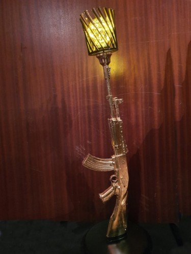 Skulptur mit dem Titel "AK47 GOLD" von D.S.A.Rt, Original-Kunstwerk, Harz