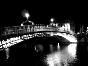 Photographie intitulée "Ha'Penny Bridge" par Damayanti, Œuvre d'art originale