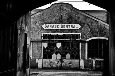 Fotografia intitulada "Garage" por Daniel Thomas, Obras de arte originais, Fotografia digital Montado em Armação em madeira