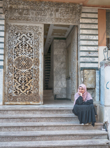 Photographie intitulée "Jeune fille devant…" par Dana Berthelot, Œuvre d'art originale, Photographie numérique