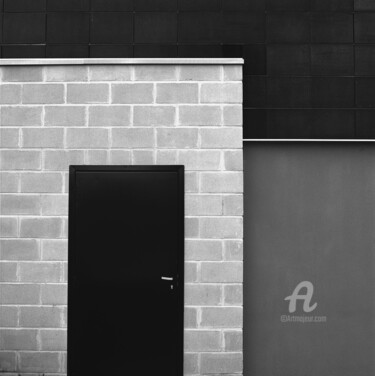 Fotografie getiteld "La Porte noire" door Daniel Sohier, Origineel Kunstwerk, Film fotografie Gemonteerd op Aluminium