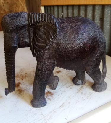 Skulptur mit dem Titel "Ebony Elephant rough" von Obed Omwange, Original-Kunstwerk, Holz