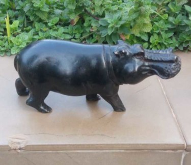 Скульптура под названием "Ebony hippo small" - Obed Omwange, Подлинное произведение искусства, Дерево