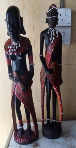 Escultura titulada "Mahogany maasai cou…" por Obed Omwange, Obra de arte original, Madera