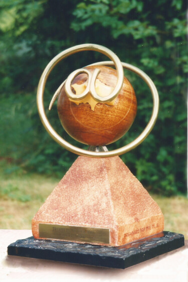 Sculpture titled "Trophée du net 2001" by Didier Guenard, Original Artwork, Wood