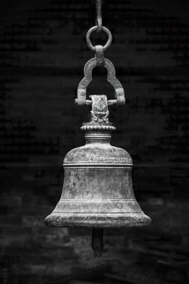 Photographie intitulée "Floating bell" par Dimitrios Paterakis, Œuvre d'art originale, Photographie numérique