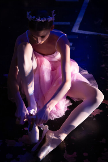 摄影 标题为“Ballerina backstage.” 由Dmitrii Kiselev, 原创艺术品, 数码摄影