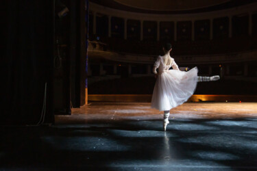 摄影 标题为“A ballerina warms u…” 由Dmitrii Kiselev, 原创艺术品, 数码摄影